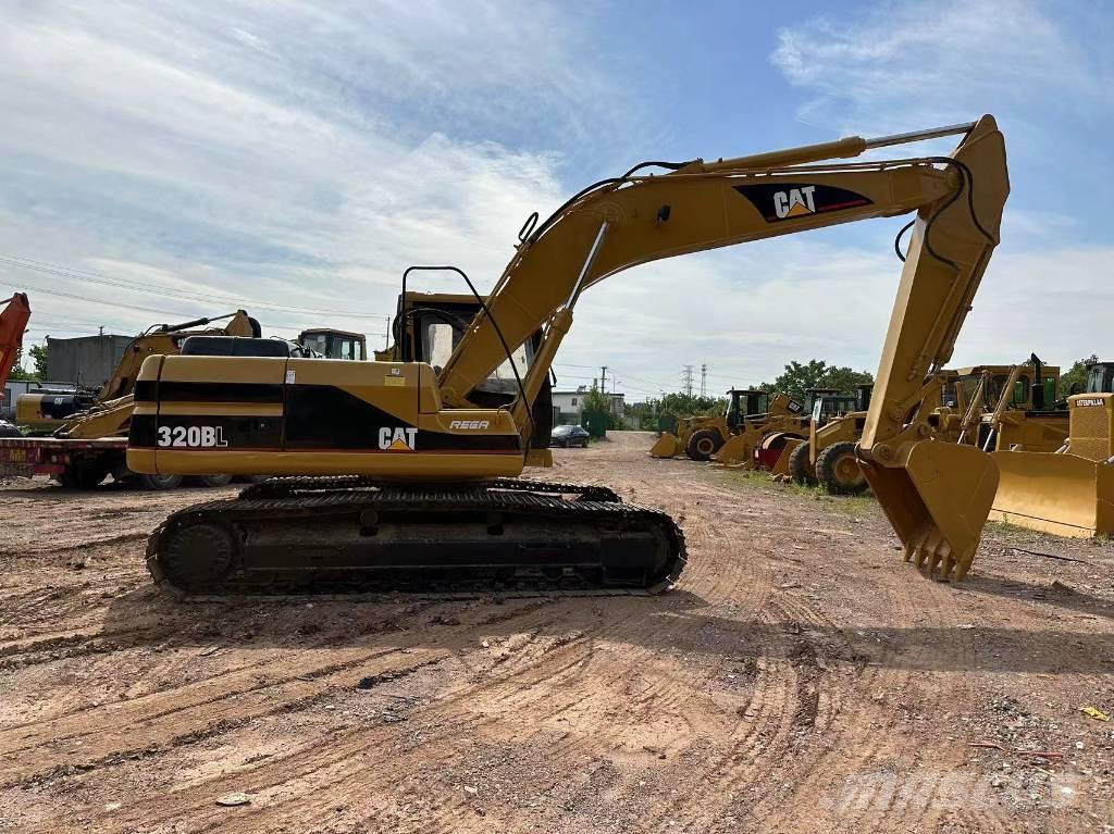 CAT 320 B حفارات زحافة