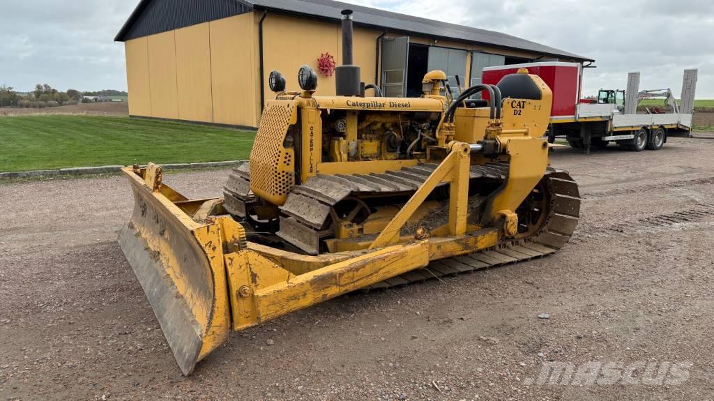 CAT D 2 بلدوزرات مجنزرة