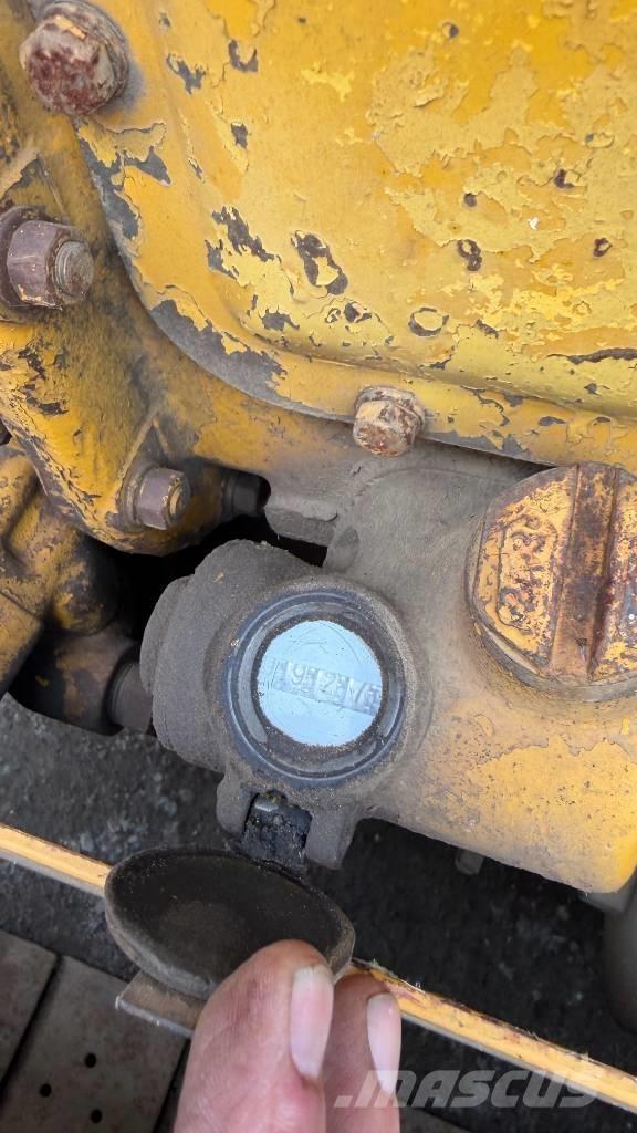 CAT D 2 بلدوزرات مجنزرة