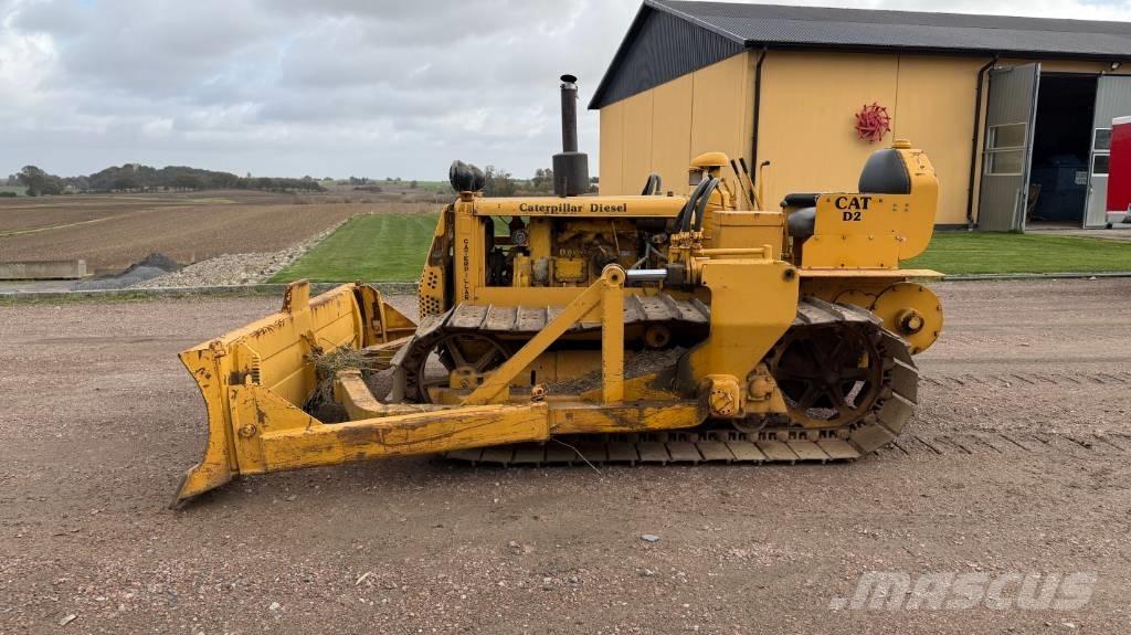 CAT D 2 بلدوزرات مجنزرة