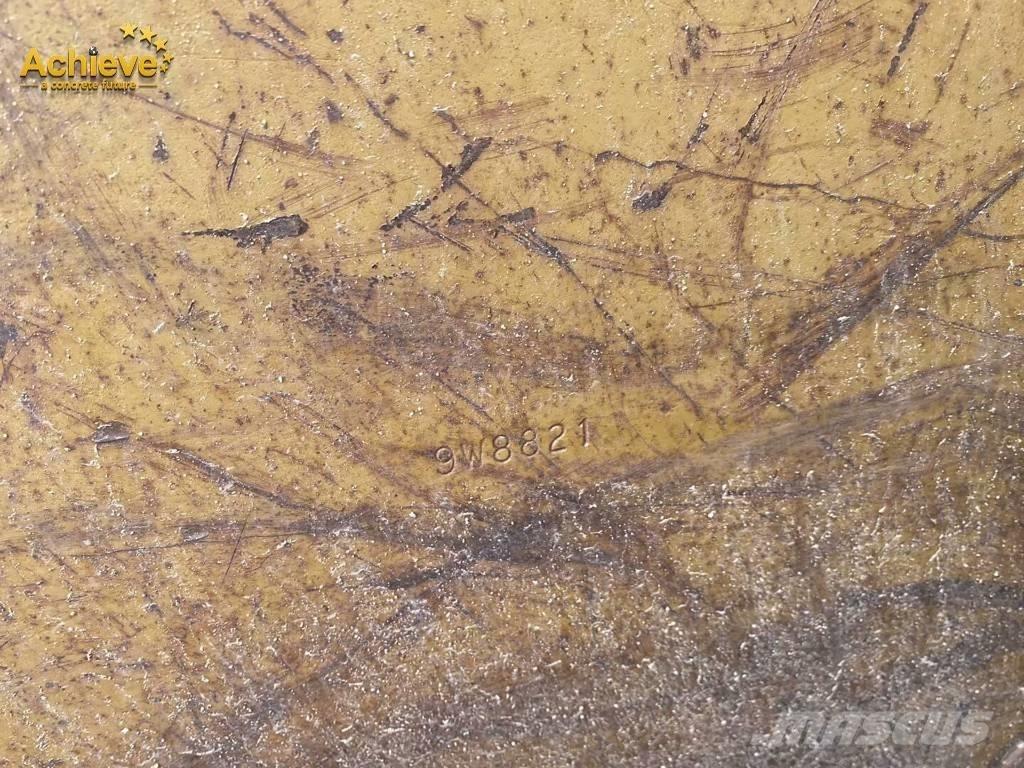CAT D 11 N بلدوزرات مجنزرة