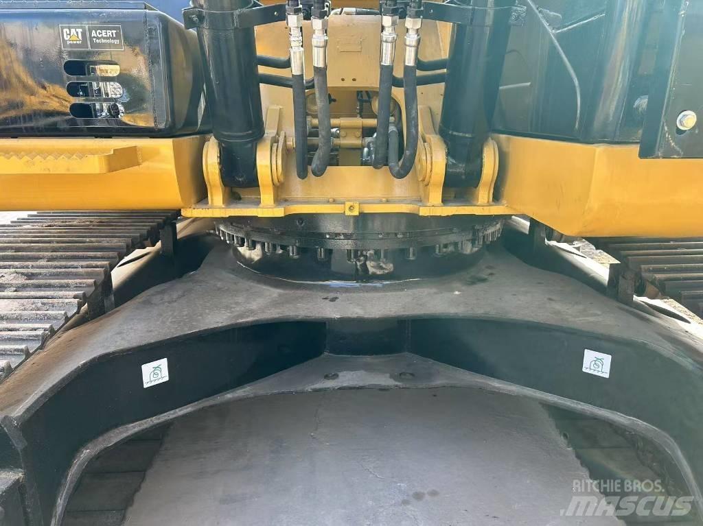 CAT 320 D2 حفارات زحافة