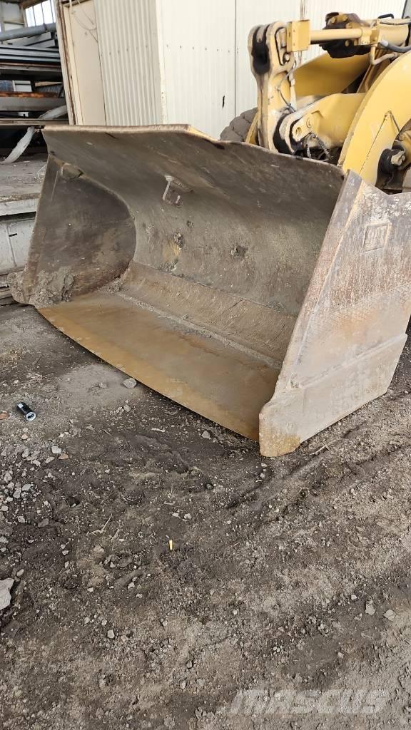CAT 962 G لوادر بعجل