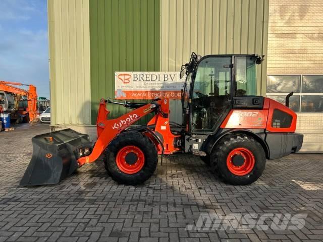 Kubota R 082 لوادر بعجل