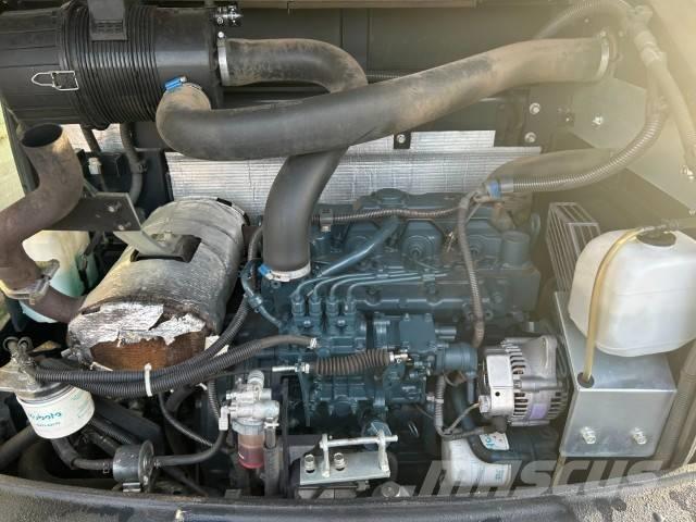 Kubota R 082 لوادر بعجل