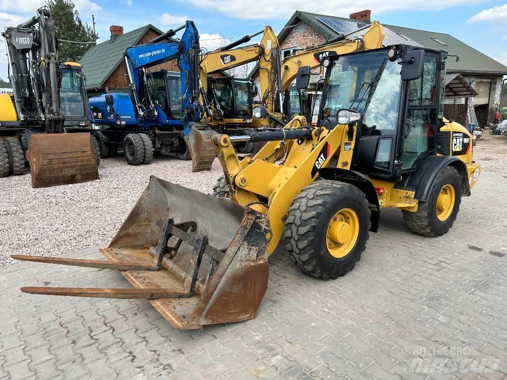 CAT 906 H 2 لوادر بعجل