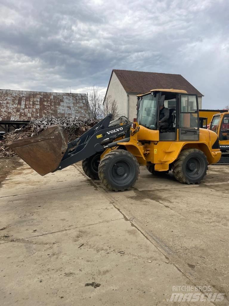 Volvo L 40 B لوادر بعجل