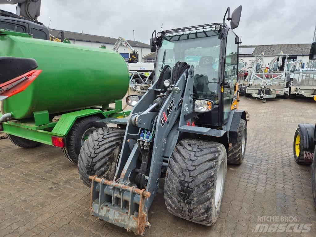 GiANT G3500 لوادر صغيرة