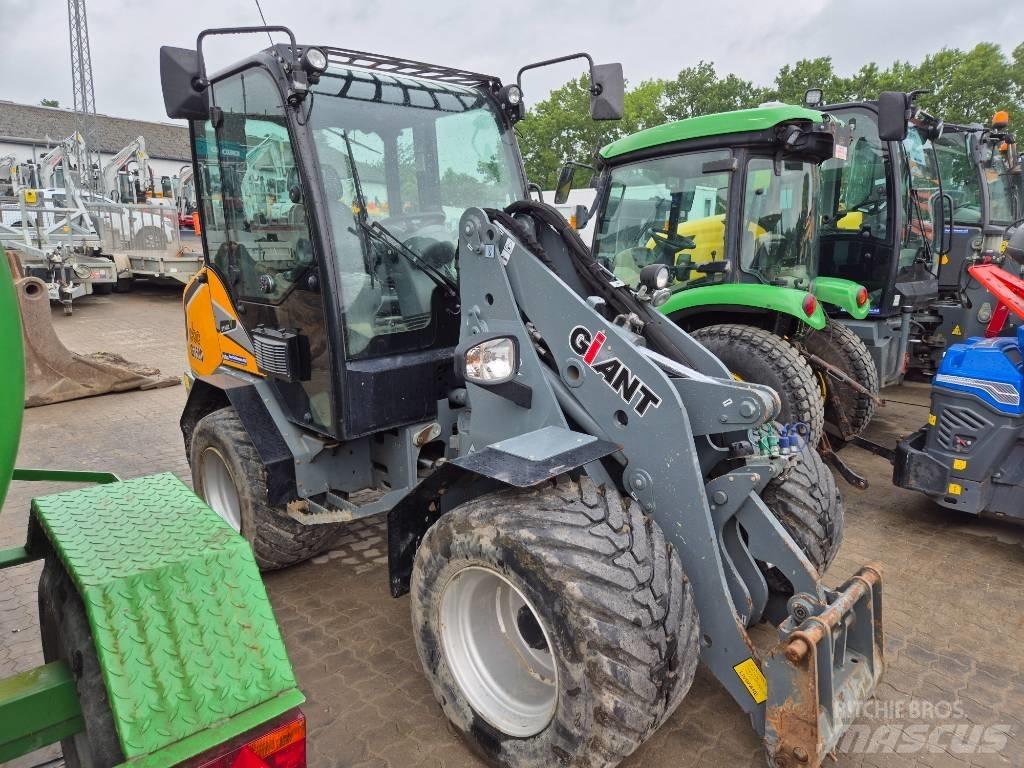 GiANT G3500 لوادر صغيرة