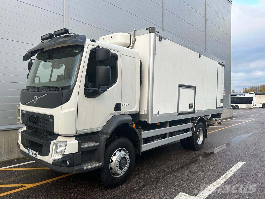 Volvo FL شاحنات ذات هيكل صندوقي