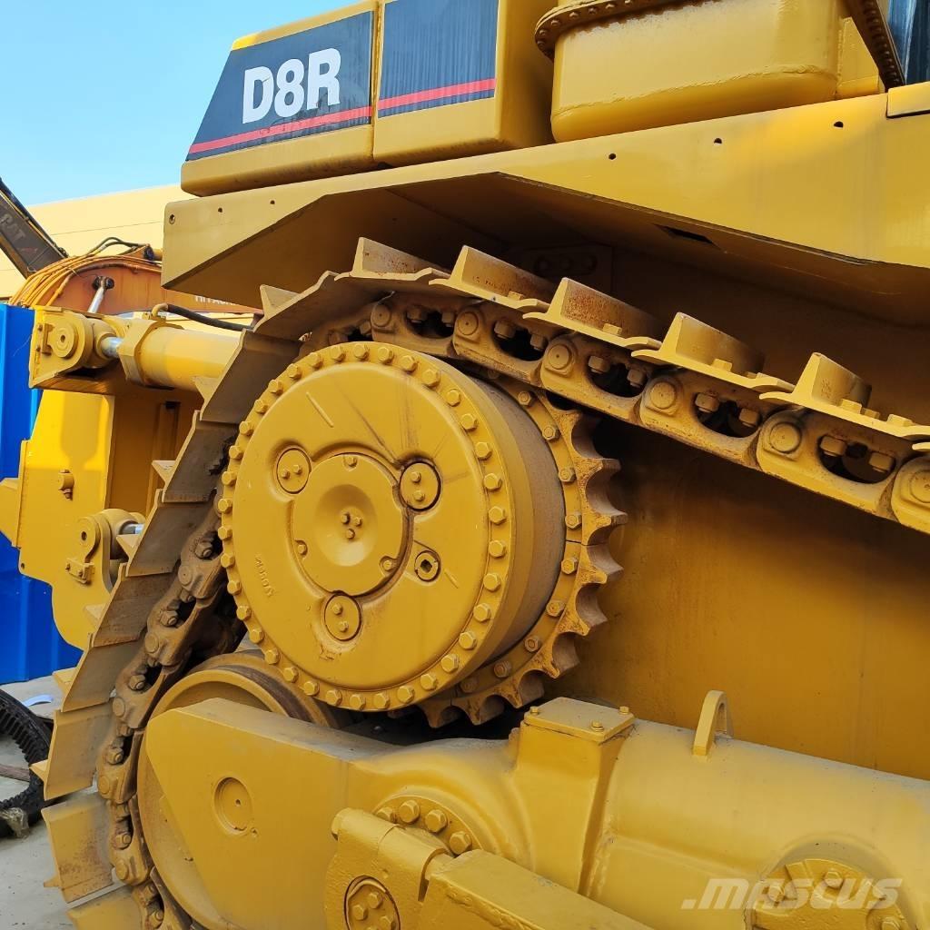 CAT D 8 R بلدوزرات مجنزرة