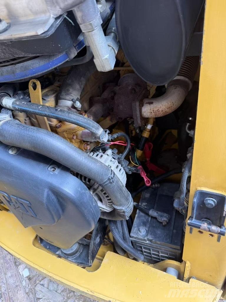 CAT 226 B 3 لوادر انزلاقية التوجيه