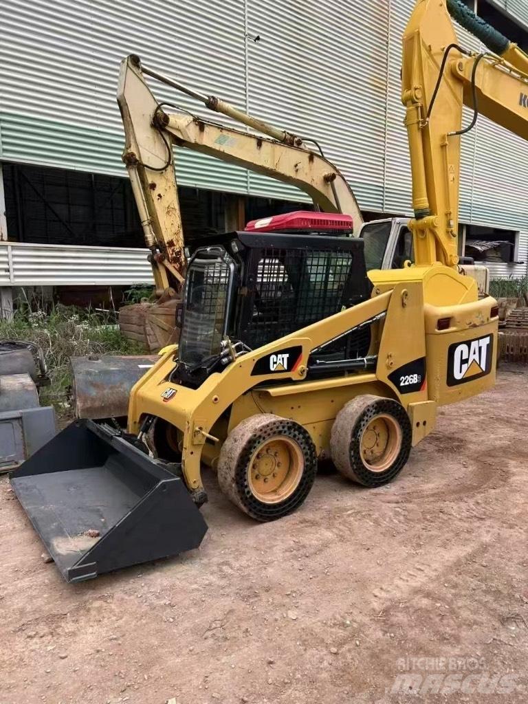 CAT 226 B 3 لوادر انزلاقية التوجيه