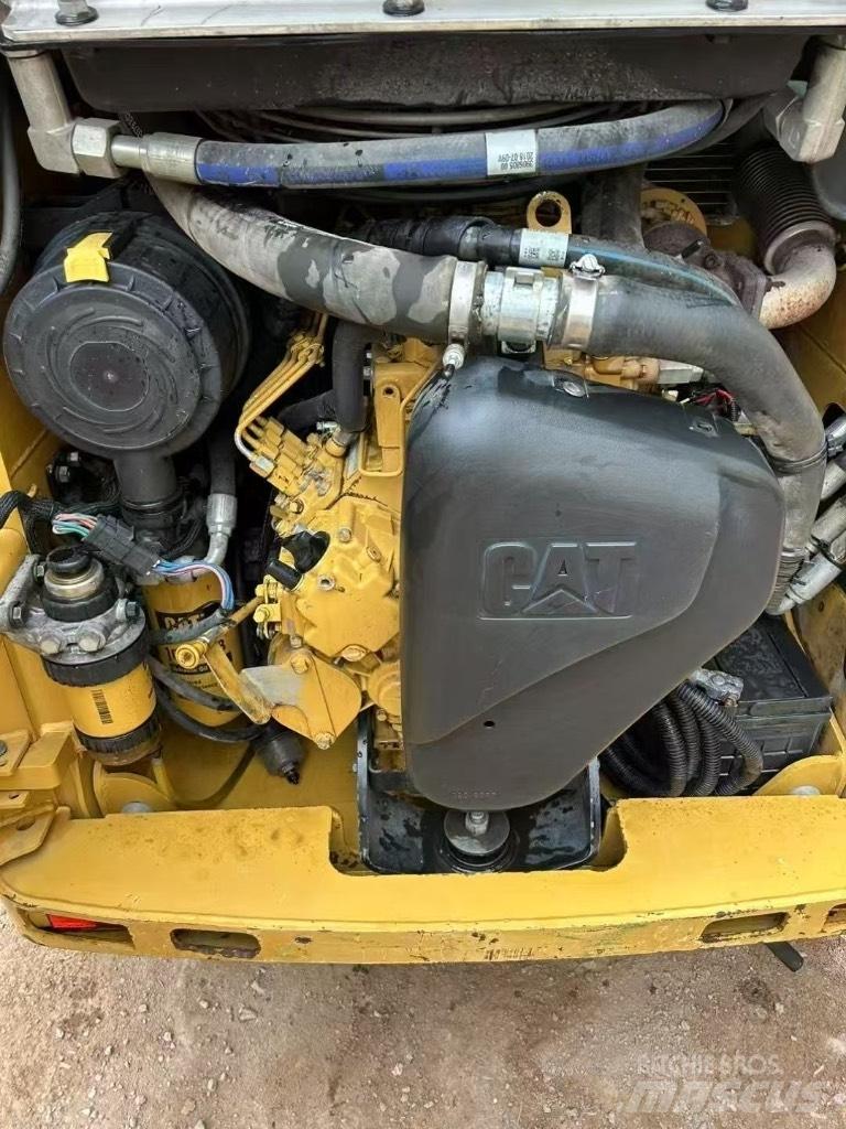 CAT 226 B 3 لوادر انزلاقية التوجيه