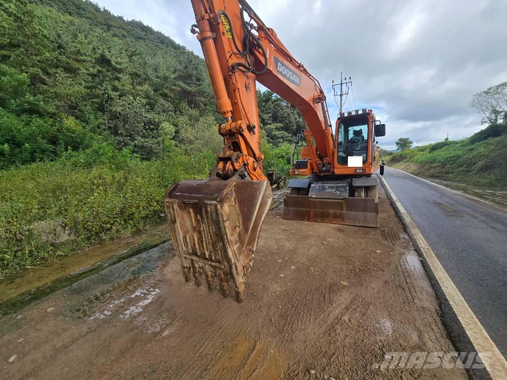 Doosan DX 210 W حفارات بعجل