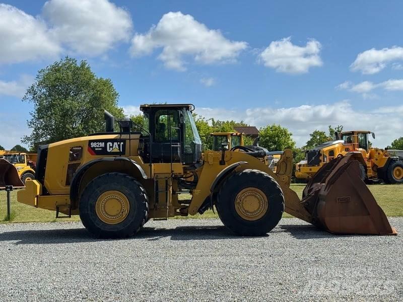 CAT 982 M لوادر بعجل