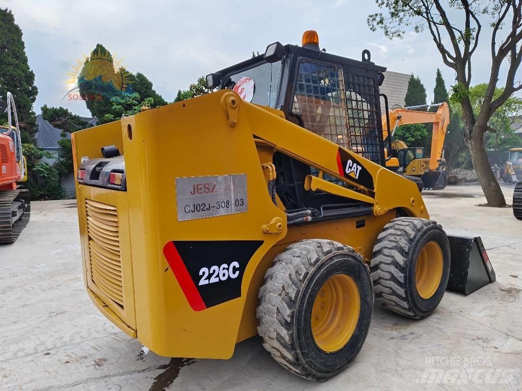 CAT 226 C لوادر انزلاقية التوجيه
