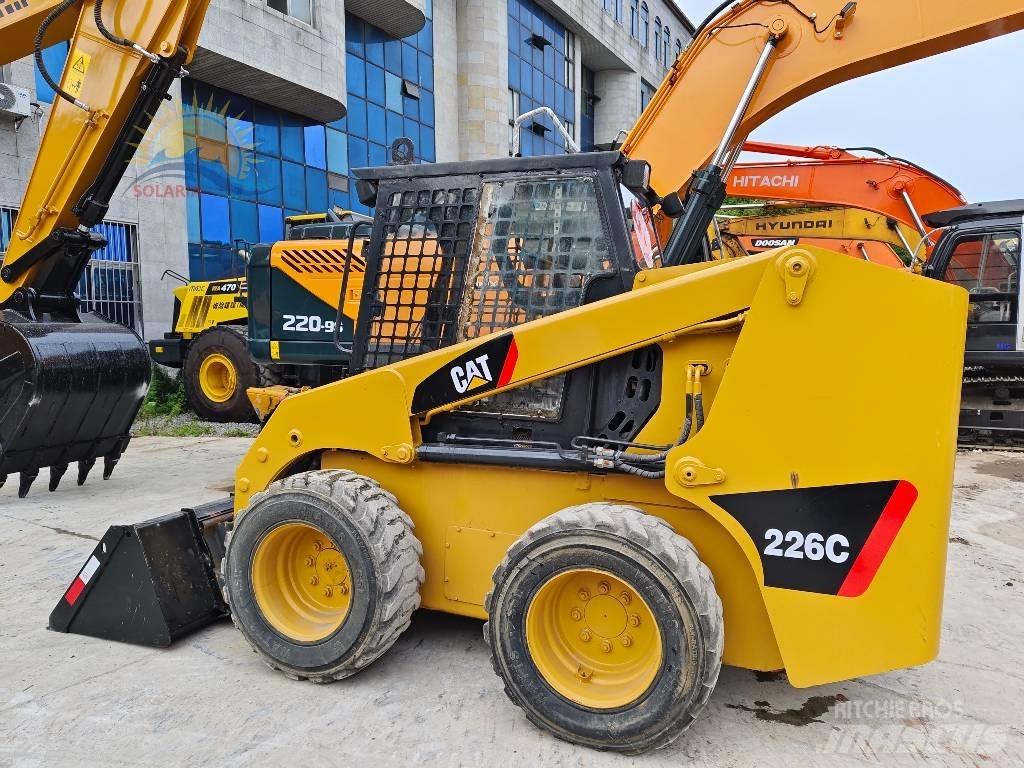 CAT 226 C لوادر انزلاقية التوجيه