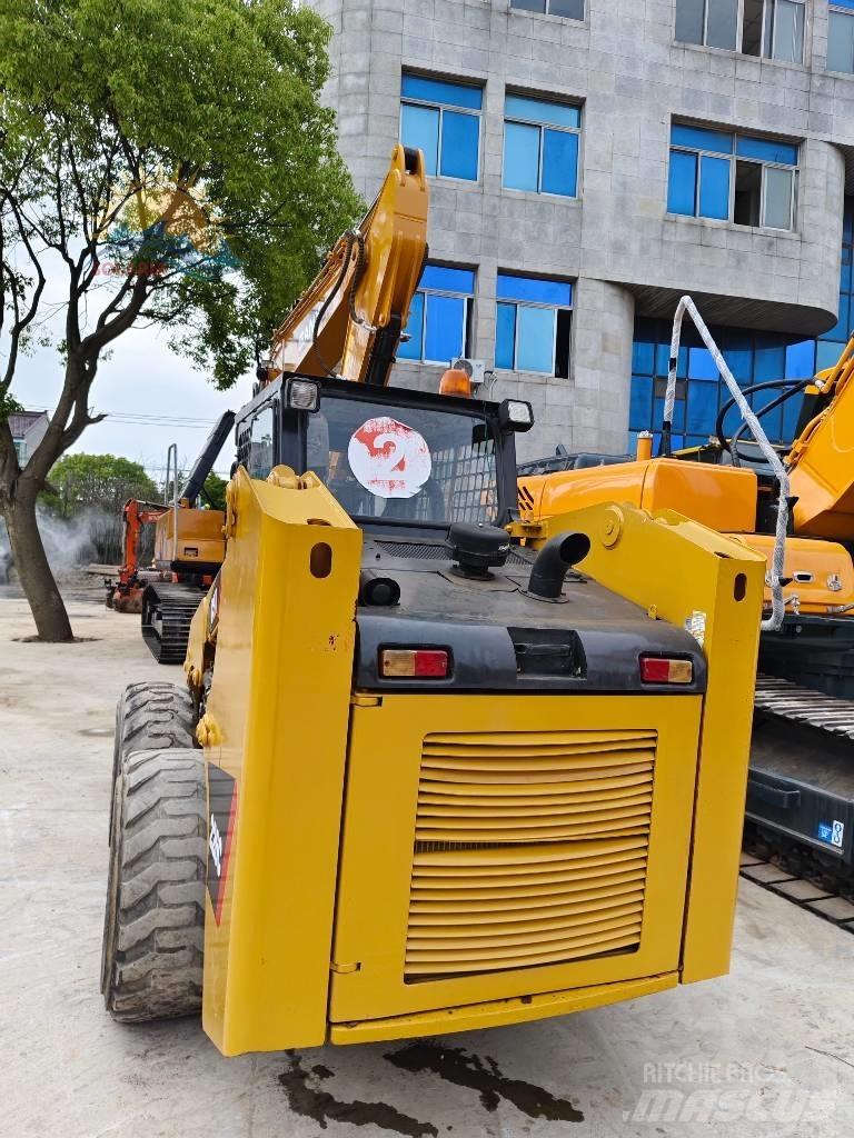 CAT 226 C لوادر انزلاقية التوجيه