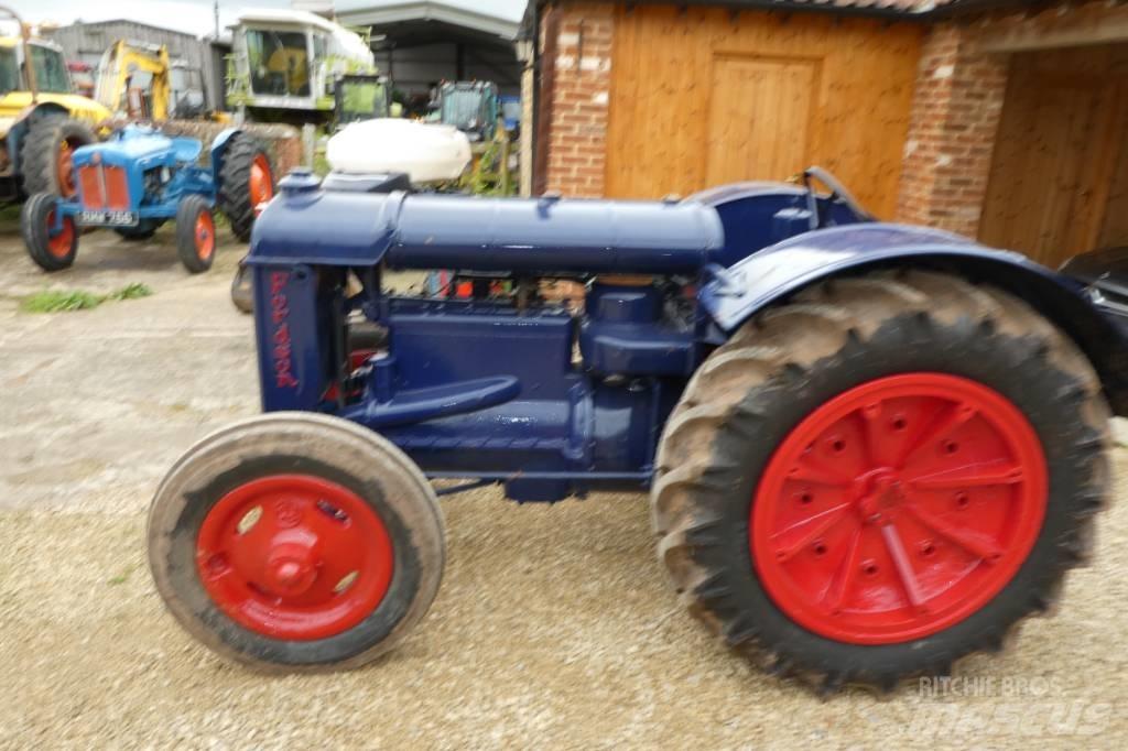  standard fordson الجرارات