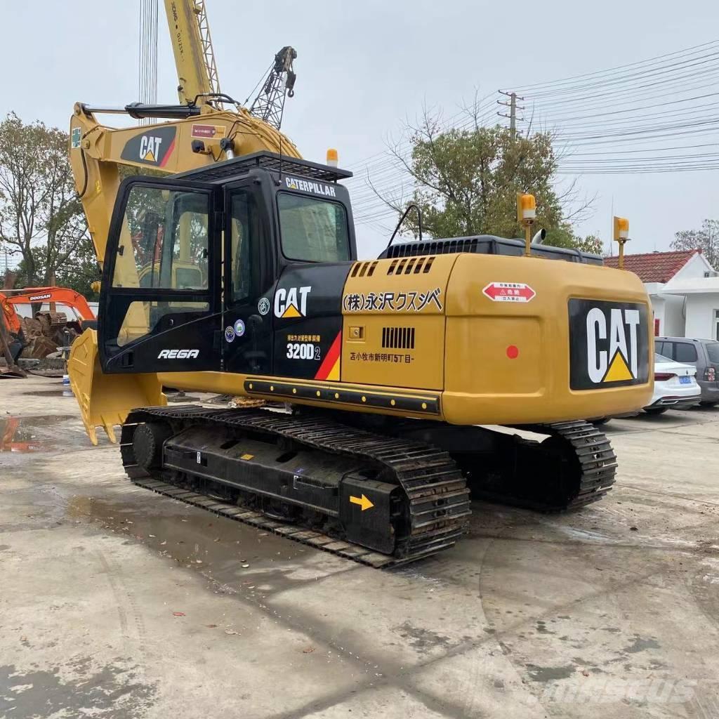 CAT 320 D حفارات زحافة
