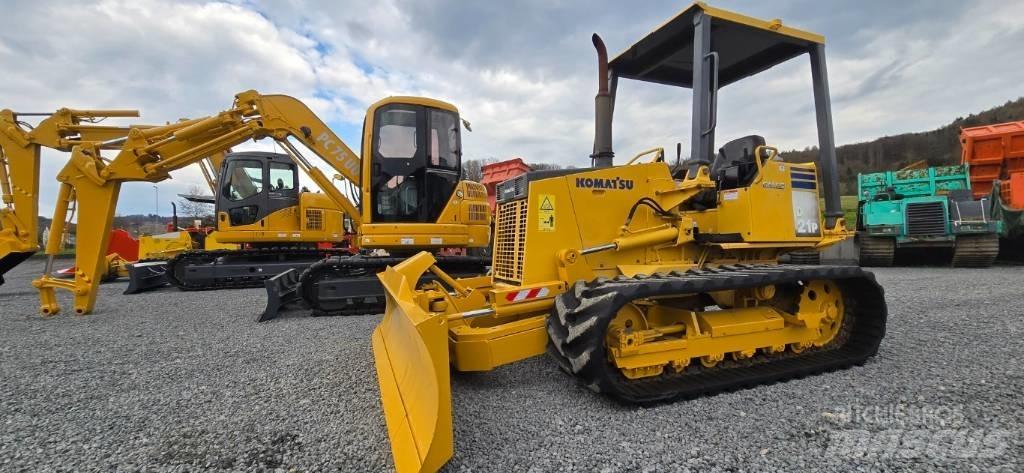 Komatsu D 21 P-8 بلدوزرات مجنزرة