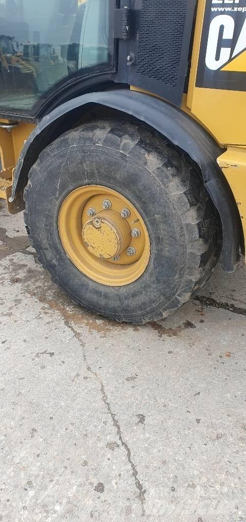 CAT 906M لوادر بعجل