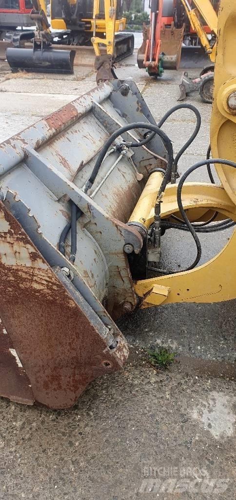 CAT 906M لوادر بعجل