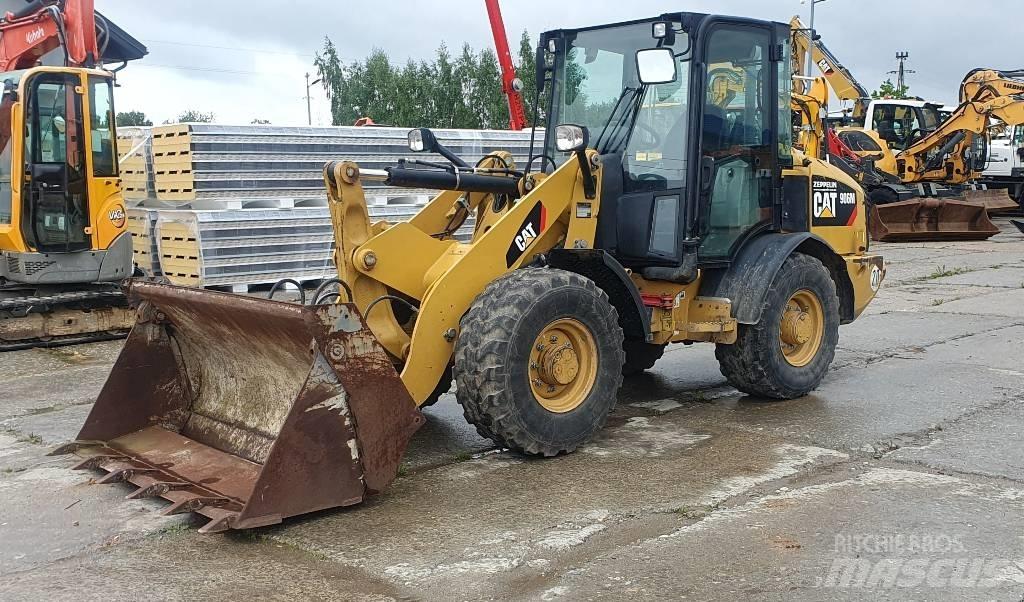 CAT 906M لوادر بعجل