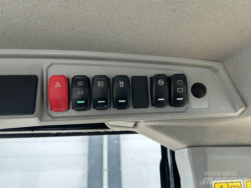 CAT 906 لوادر انزلاقية التوجيه