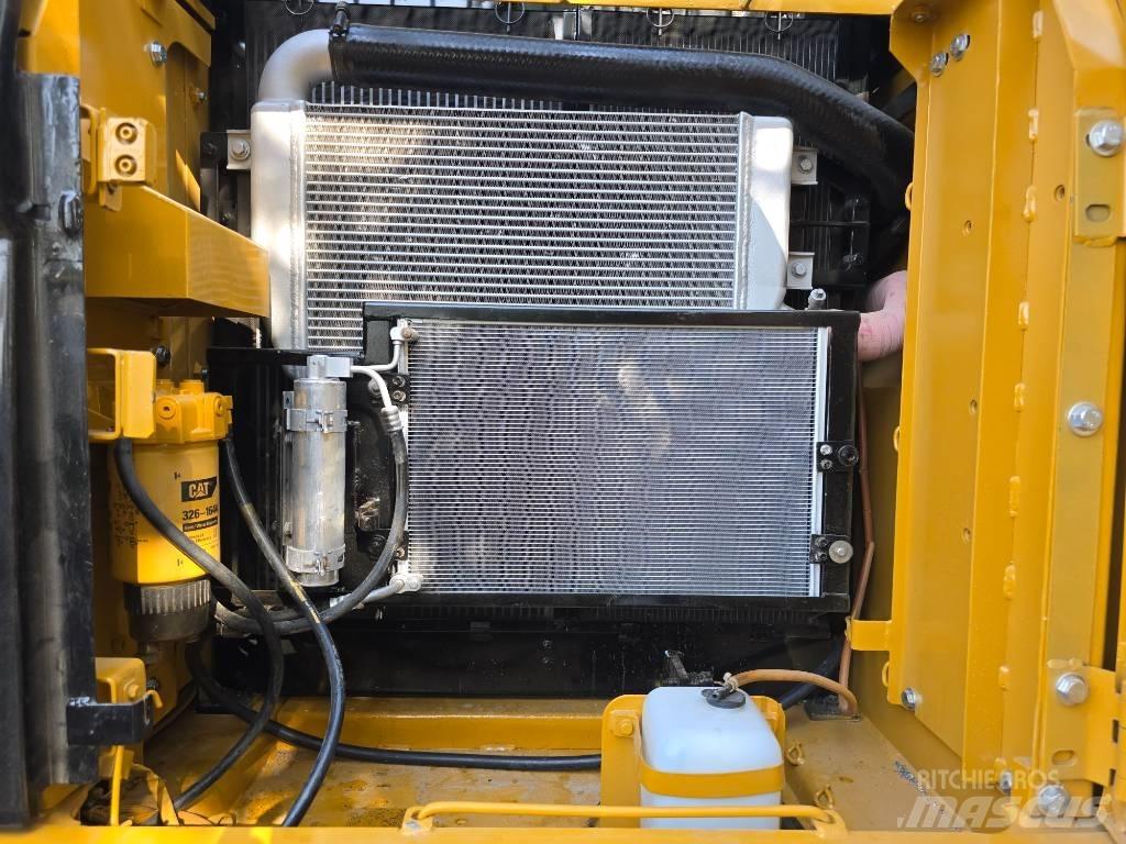 CAT 320D2 حفارات زحافة