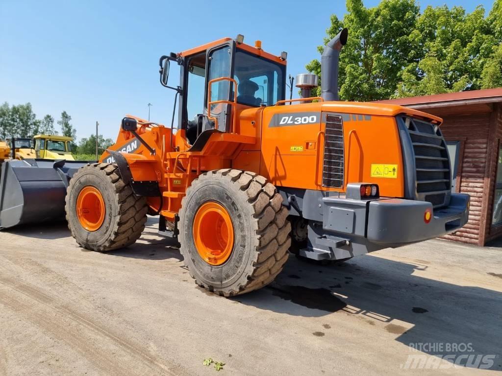 Doosan DL 300 لوادر بعجل