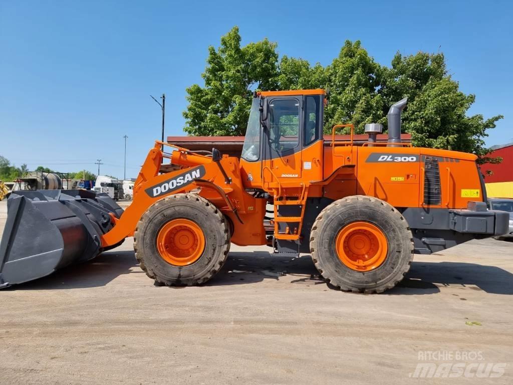 Doosan DL 300 لوادر بعجل