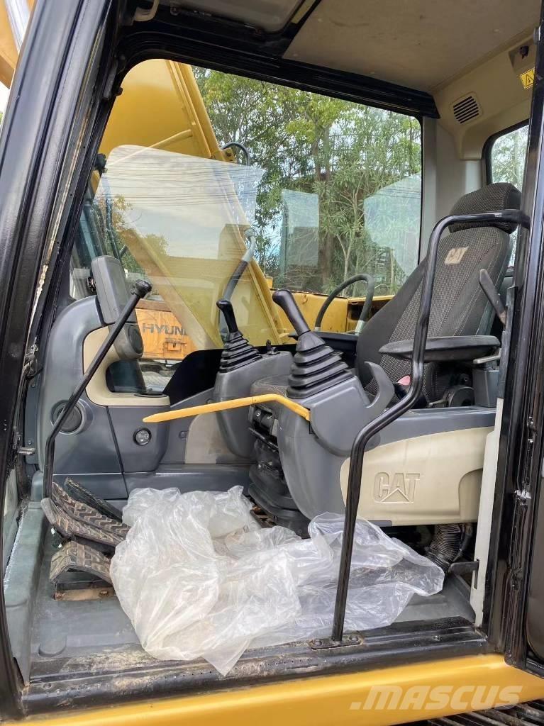 CAT 313 D حفارات زحافة