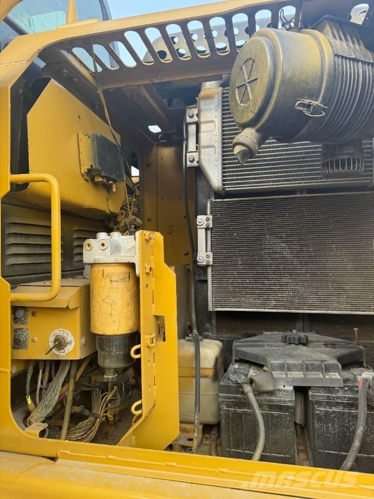 CAT 313 D حفارات زحافة