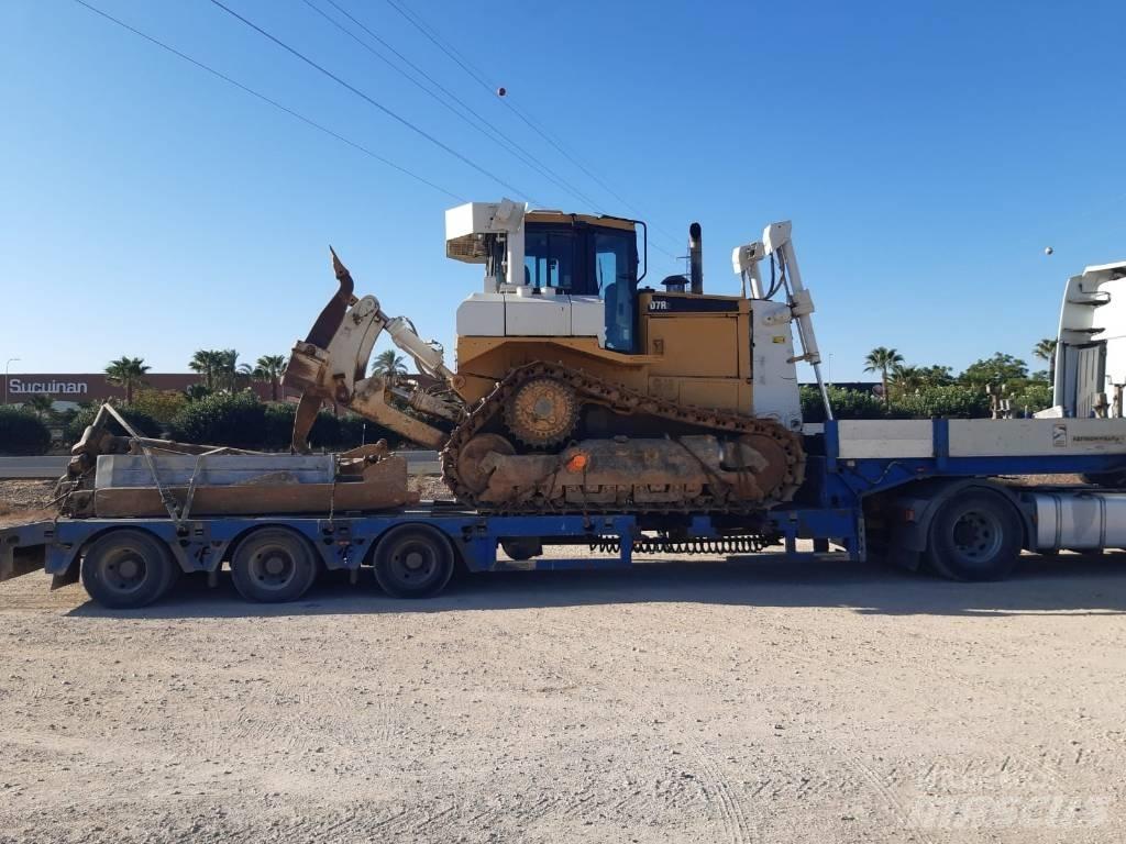 CAT D 7 R II بلدوزرات مجنزرة