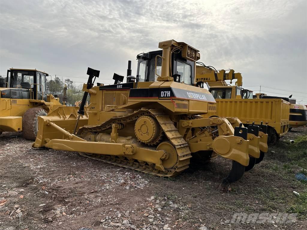 CAT D 7 H بلدوزرات مجنزرة