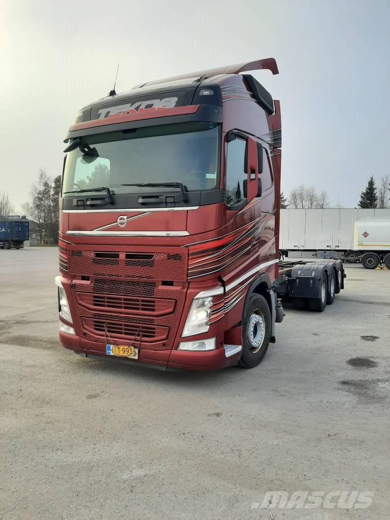 Volvo FH 13 شاحنات بمقصورة وهيكل
