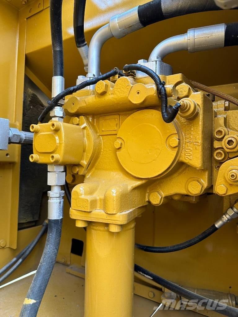 CAT 330D حفارات زحافة