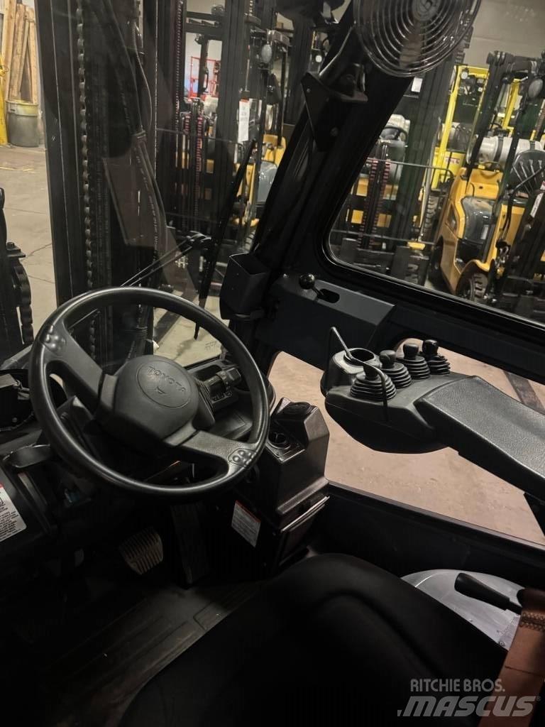 Toyota 8 FGCU 30 شاحنات ذات رافعات شوكية - أخرى