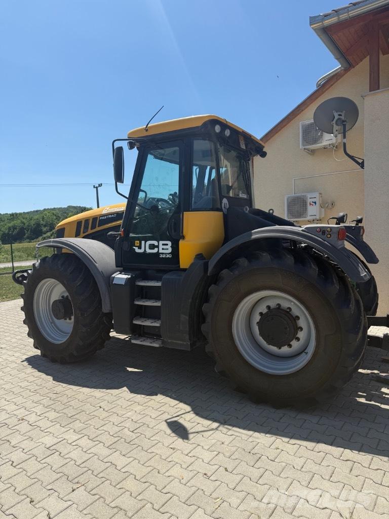 JCB JCB Fastrack3230 الجرارات