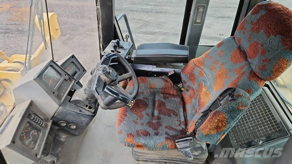 CAT 962 G لوادر بعجل