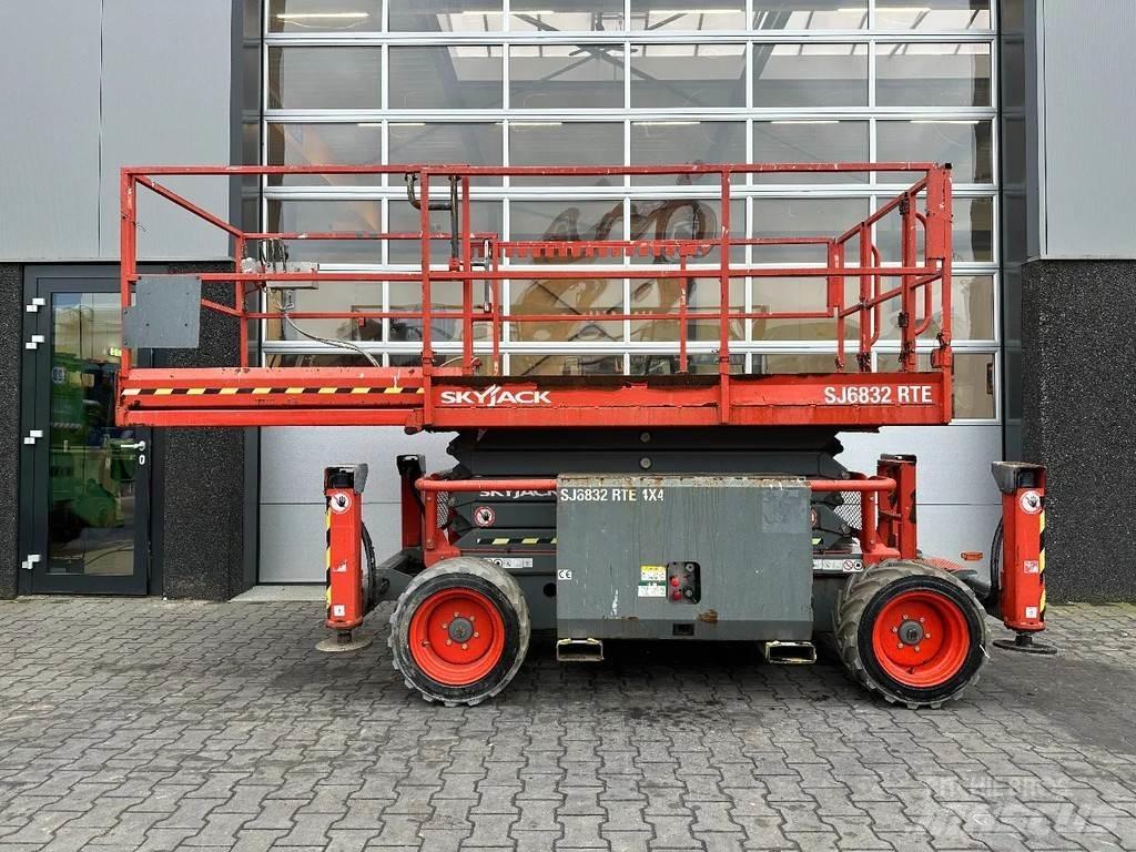 SkyJack SJ6832 RTE رافعات مقصية الشكل
