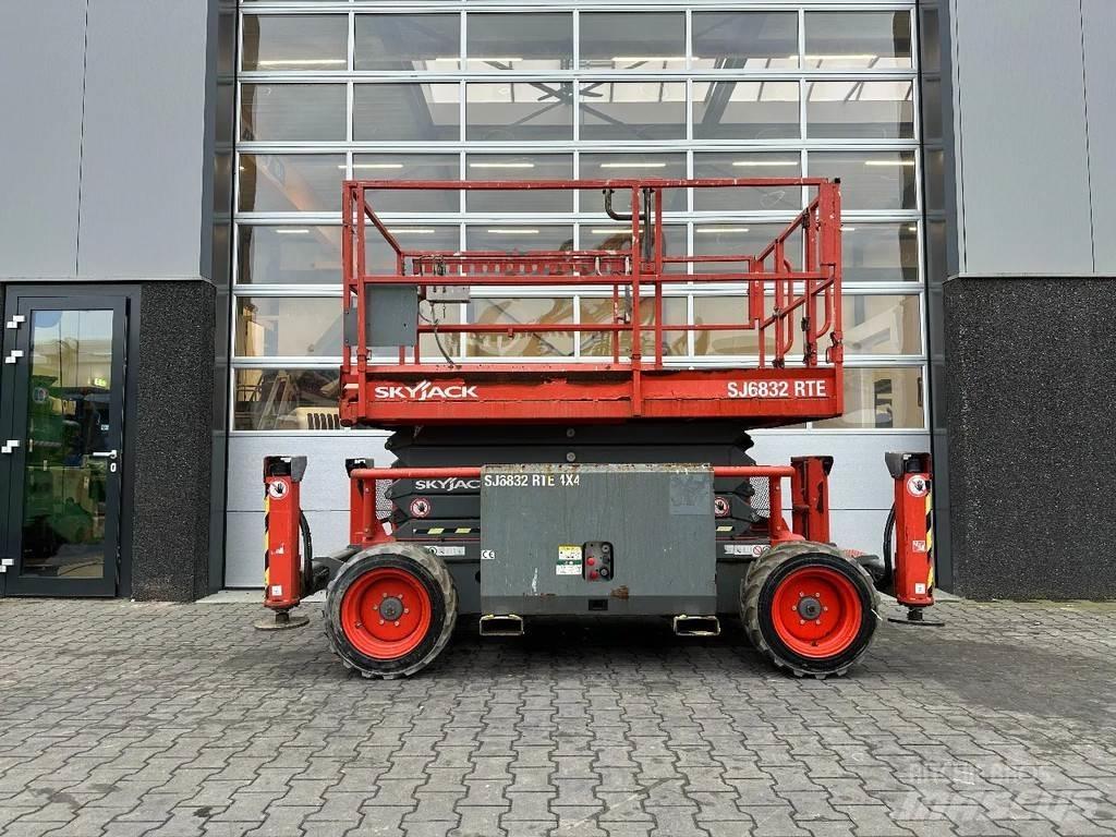 SkyJack SJ6832 RTE رافعات مقصية الشكل