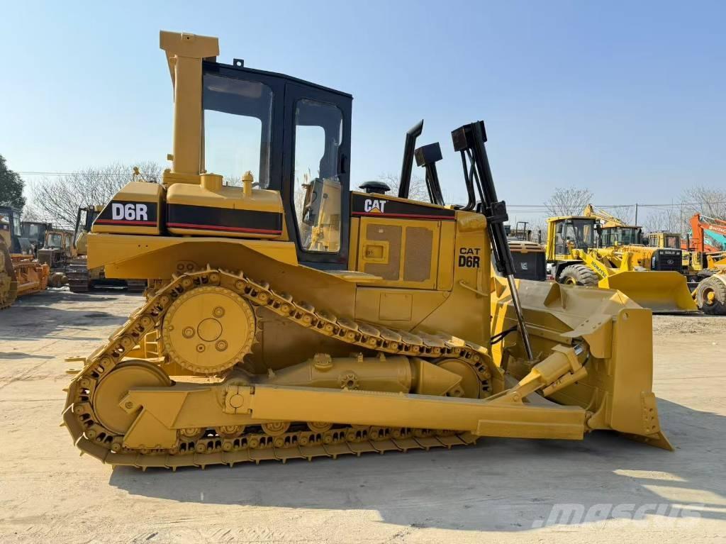 CAT D 6 R بلدوزرات مجنزرة