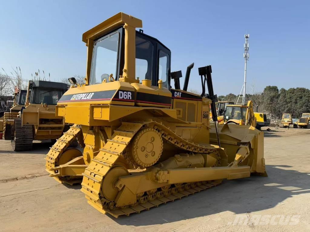 CAT D 6 R بلدوزرات مجنزرة