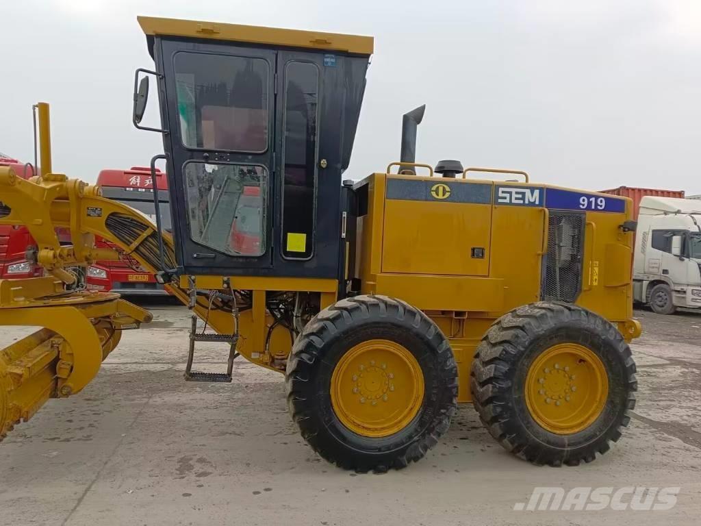 SEM 919 معدات تمهيد الطرق