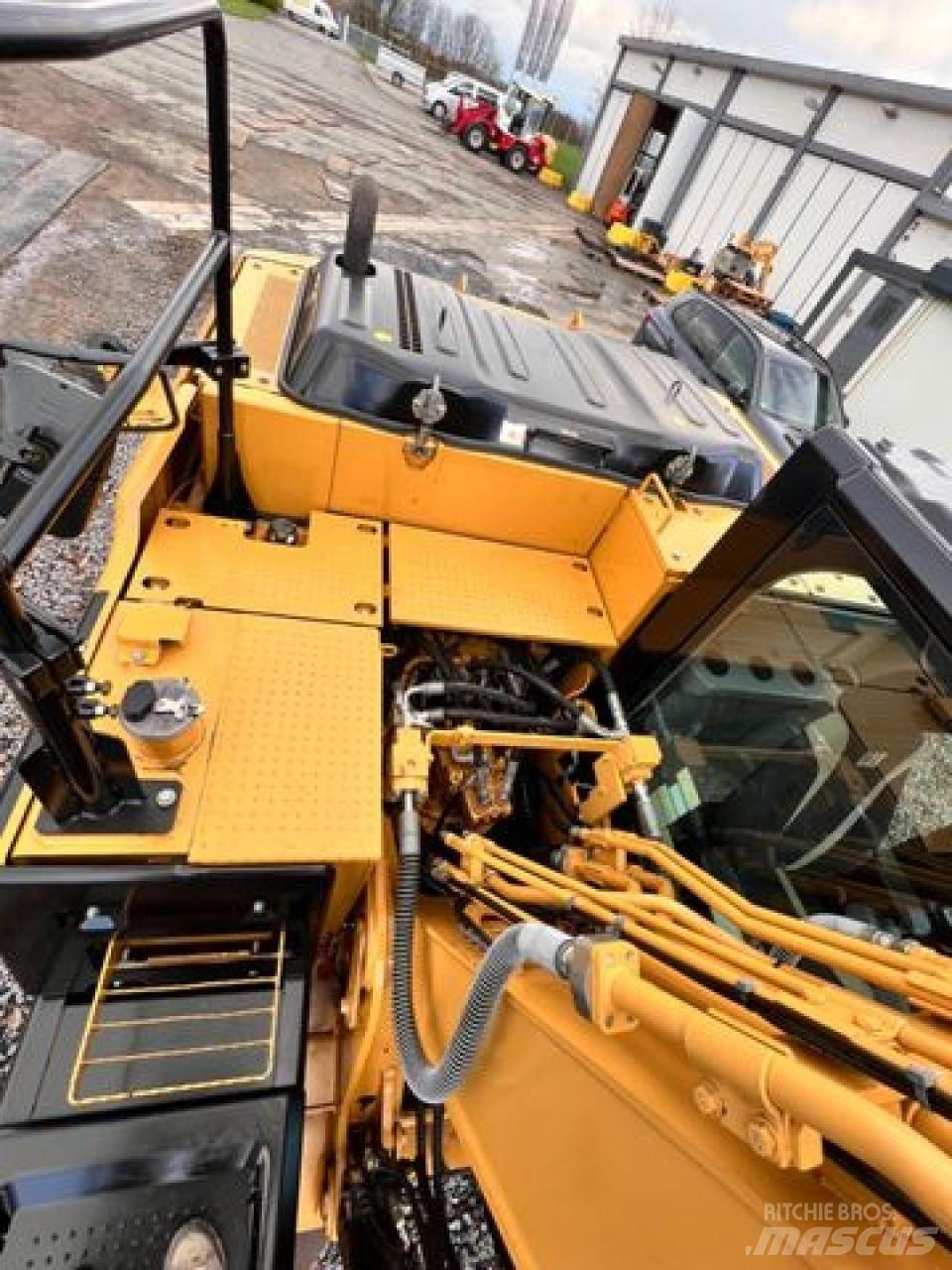 CAT 318EL + HS21 حفارات زحافة