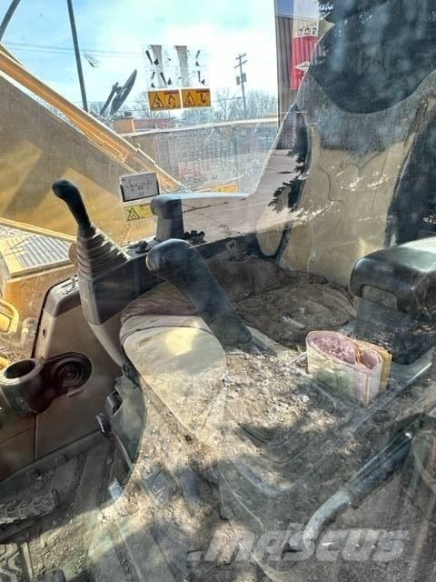 CAT 320 C L حفارات زحافة