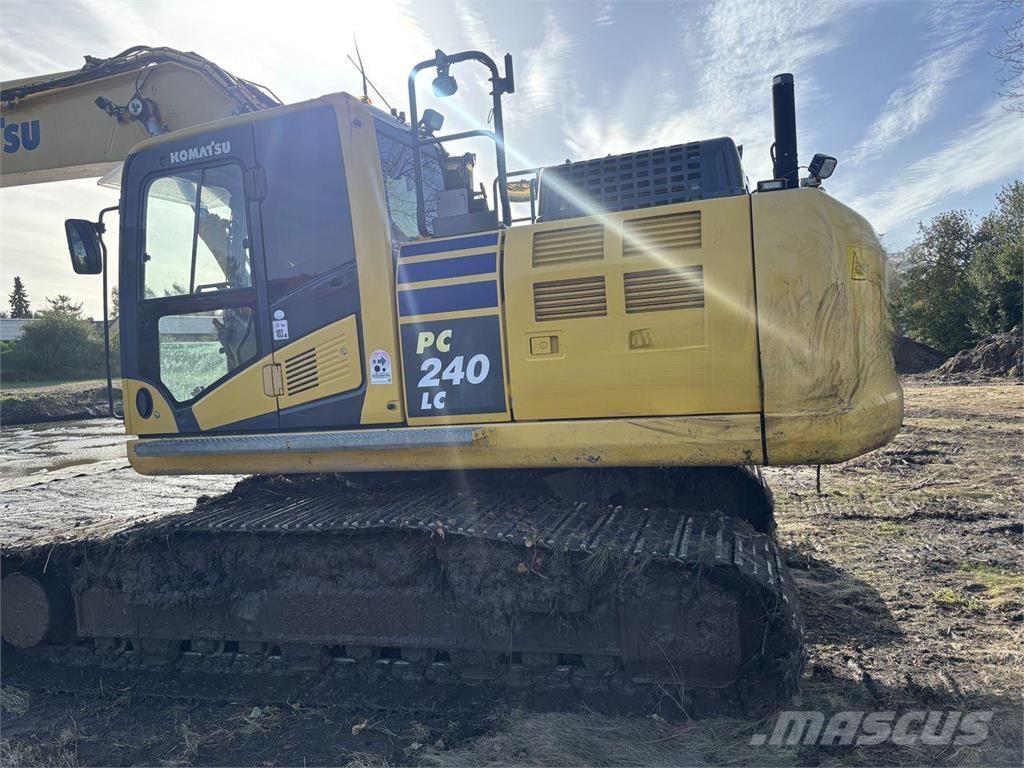 Komatsu PC240LC-11 حفارات زحافة